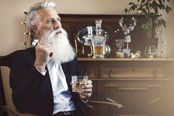 Homme Âgé Barbu Élégant Beau Avec Verre Whisky — Photo