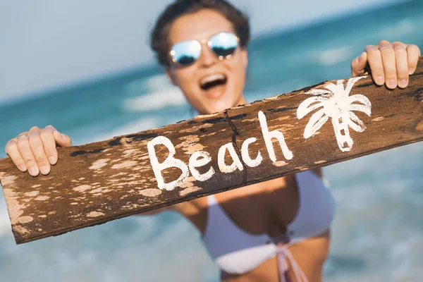 Junge Glückliche Frau Badeanzug Mit Altem Holzschild Strand — Stockfoto