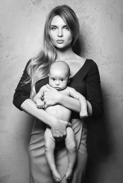 Güzel Iyi Giyimli Elinde Şirin Bebeği Olan Lüks Bir Anne — Stok fotoğraf