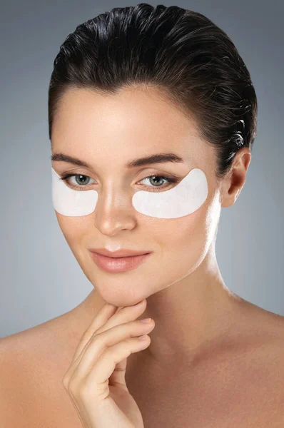 Young Beautiful Woman Hydrating Eye Patches Her Eyes — Stock Photo, Image