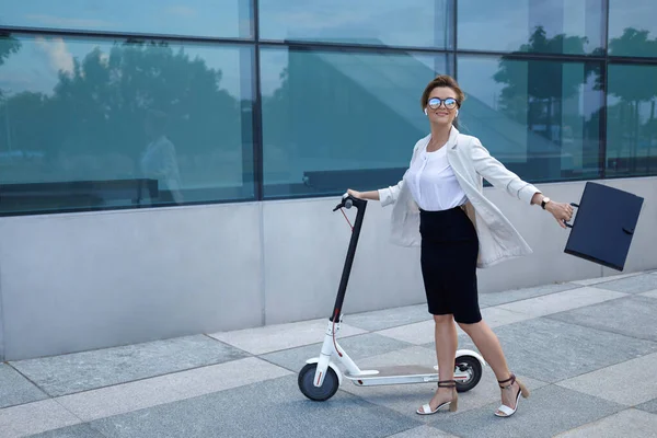 Joven Hermosa Empresaria Monta Scooter Eléctrico Ciudad —  Fotos de Stock