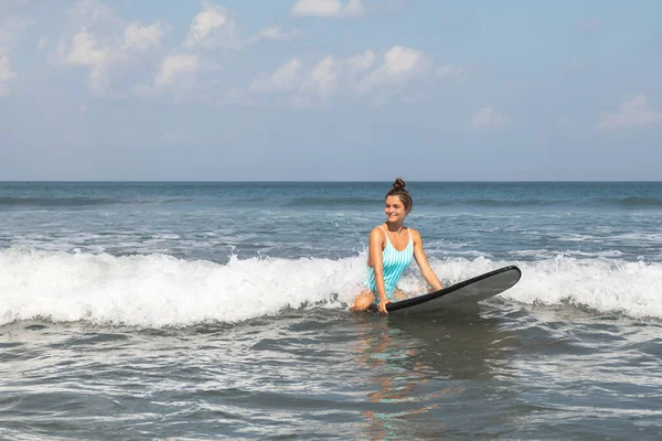 Jovem Surfista Está Sentado Prancha Longa Tentando Pegar Onda — Fotografia de Stock