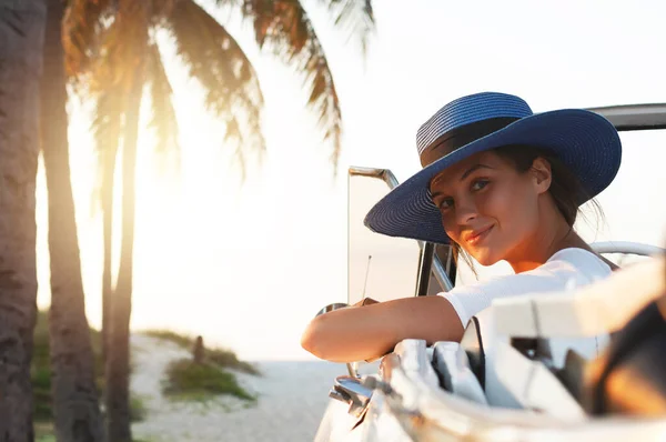 Felice Giovane Donna Auto Convertibile Retrò Accanto Alla Spiaggia Varadero — Foto Stock