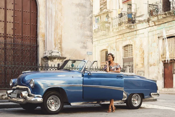 Mooie Vrouw Een Retro Cabrio Havana Stad — Stockfoto