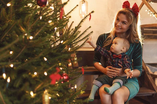 Jovem Mãe Feliz Seu Filho Pequeno Bonito Estão Comemorando Natal — Fotografia de Stock