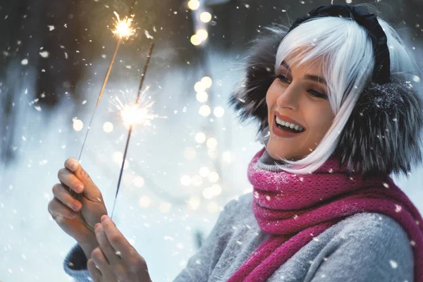 Mulher Feliz Com Faíscas Floresta Nevada Inverno — Fotografia de Stock