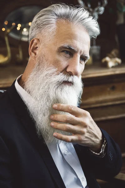 Elegante Bonito Barbudo Sênior Homem Posando Estúdio — Fotografia de Stock