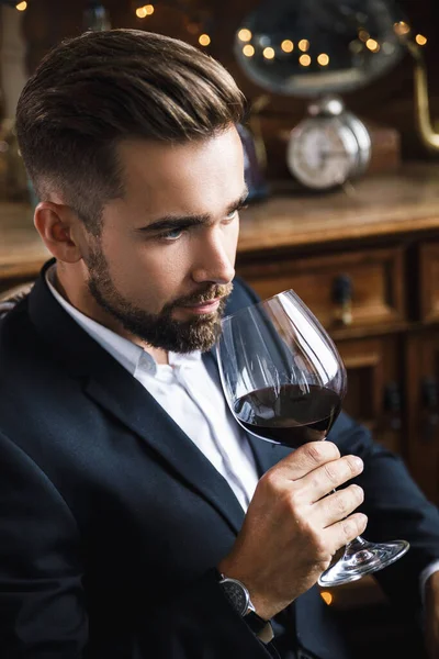 Retrato Hombre Barbudo Guapo Con Una Copa Vino Tinto — Foto de Stock