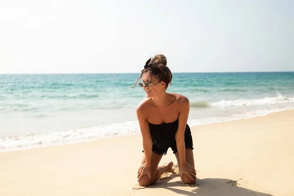 아름다운 해변에서 포즈를 취하는 — 스톡 사진