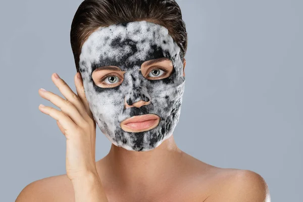 Jonge Vrouw Met Bubble Blad Masker Haar Gezicht Grijze Achtergrond — Stockfoto