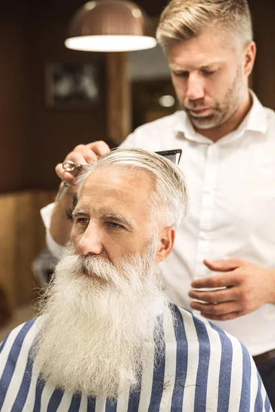 Friseur Macht Stylische Frisur Für Einen Schönen Alten Mann Friseursalon — Stockfoto