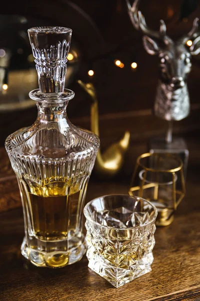 高価なウイスキーのクリスタルデカンターとガラス — ストック写真
