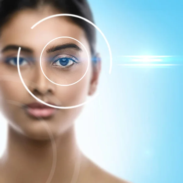 女性の目のクローズアップ レーザー眼科手術や視力検査の概念 — ストック写真