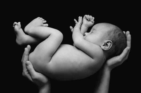 Roztomilé Novorozeně Matčiných Rukou Černém Pozadí — Stock fotografie