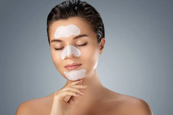 Young Beautiful Woman Cleansing Pore Strips Her Face — Stock Photo, Image