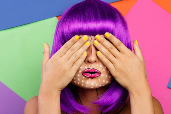 Model Creatief Beeld Met Pop Art Make Tegen Kleurrijke Achtergrond — Stockfoto