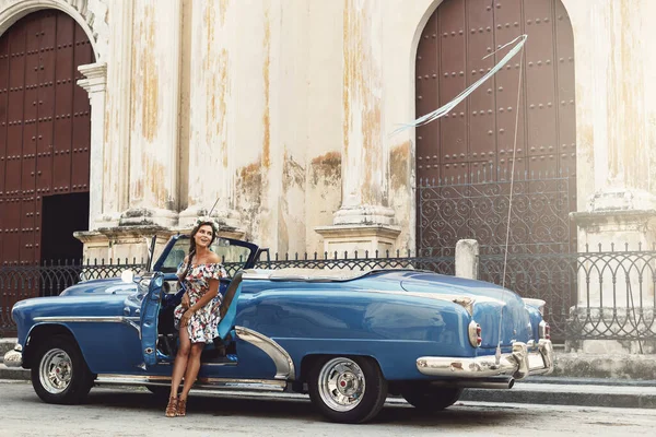 Mulher Vestindo Vestido Bonito Carro Retro Conversível Cidade Havana — Fotografia de Stock