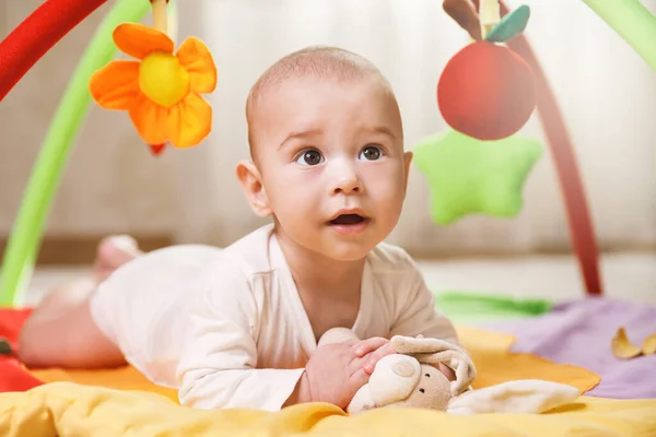 Küçük Şirin Bebek Paspasın Üstünde Oynuyor — Stok fotoğraf