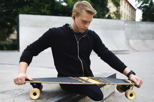 Joven Motivado Chico Discapacitado Con Longboard Skatepark —  Fotos de Stock