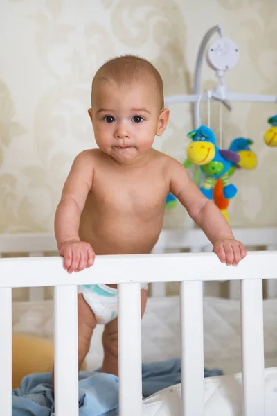 Mignon Petit Bébé Première Fois Debout Dans Son Lit — Photo