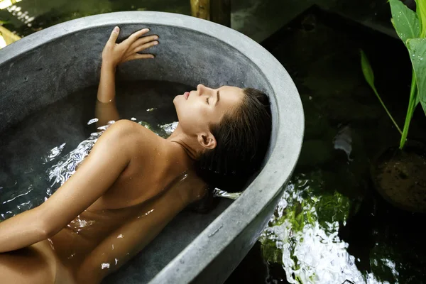 Jovem Bela Mulher Deitada Relaxante Banheira Pedra — Fotografia de Stock