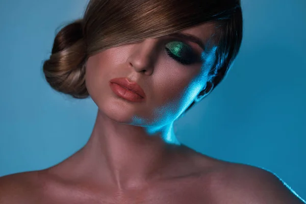スタイリッシュなイメージのモデルで 片方の目を覆うなめらかな髪ともう片方の目に美しい緑のアイシャドウ — ストック写真