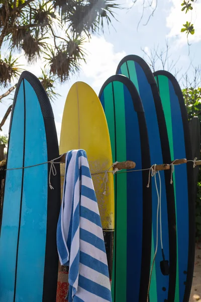 Stapel Verschillende Surfplanken Huur Het Tropische Strand — Stockfoto