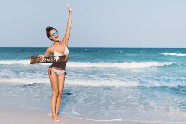 Junge Sexy Frau Trägt Badeanzug Mit Altem Holzschild Strand — Stockfoto