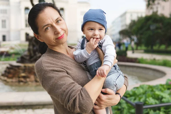 Joven Abuela Lindo Nieto Bebé Parque Ciudad —  Fotos de Stock