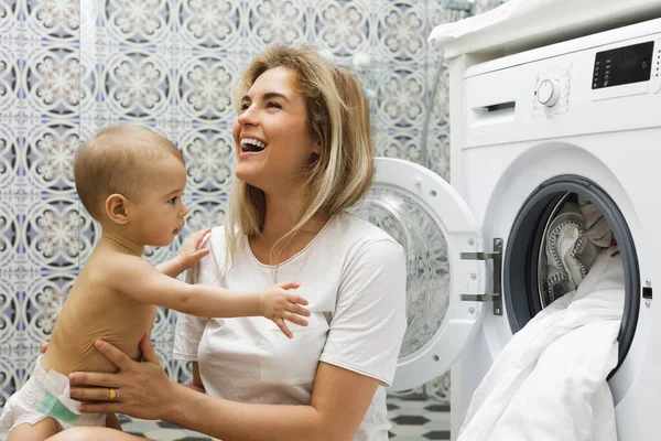 Mãe Feliz Seu Filhinho Estão Carregando Máquina Lavar Roupa — Fotografia de Stock