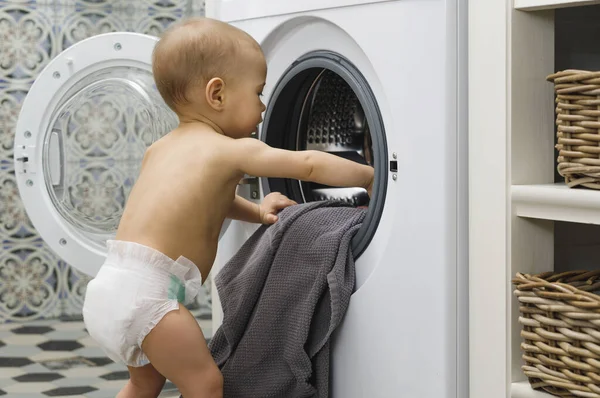 Bonito Curioso Menino Está Olhando Dentro Máquina Lavar Roupa — Fotografia de Stock