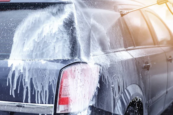 Επαγγελματίας Καθαριστής Αυτοκινήτων Πλένει Αυτοκίνητο Του Πελάτη — Φωτογραφία Αρχείου