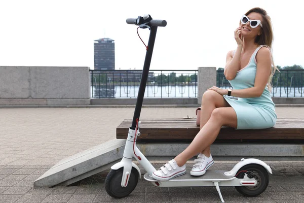 Jeune Élégante Femme Avec Scooter Électrique Sur Bord Rivière — Photo