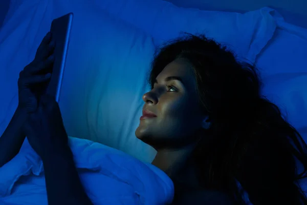 Young Beautiful Woman Using Tablet Night Time Bed — Stock Photo, Image