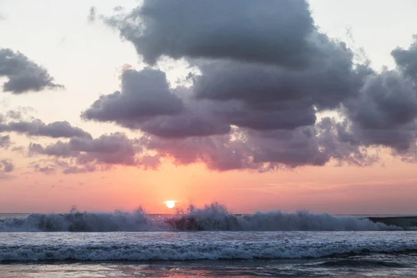 Beautiful Sunset Beach Scenic Seascape Clouds Waves Sun — Stock Photo, Image