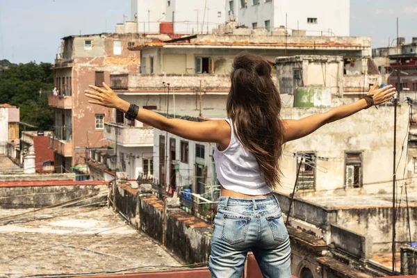 Donna Sul Tetto Vecchio Edificio Nella Città Dell Avana — Foto Stock