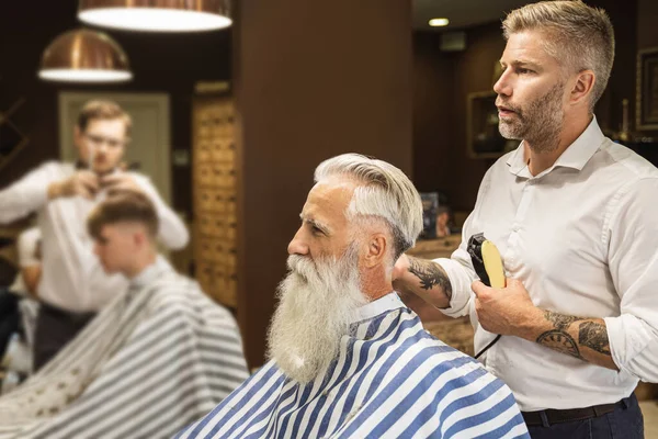 Friseur Macht Stylische Frisur Für Einen Schönen Alten Mann Friseursalon — Stockfoto