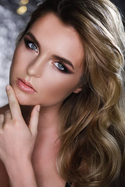 Retrato Mujer Hermosa Con Hermoso Pelo Rizado Maquillaje Profesional —  Fotos de Stock