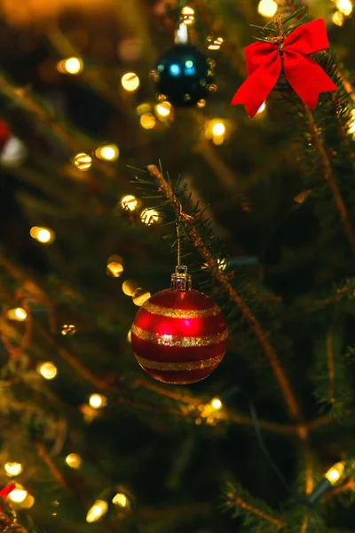 Gros Plan Des Décorations Brillantes Sur Sapin Noël — Photo