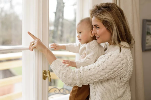 Jeune Belle Mère Son Petit Fils Portant Des Pulls Chauds — Photo