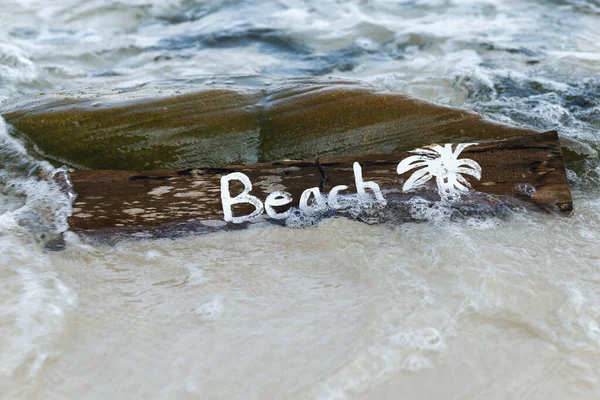 Vecchio Cartello Legno Con Scritte Sulla Spiaggia — Foto Stock