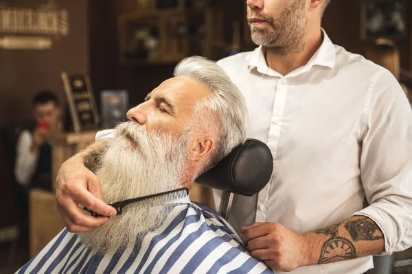Schöner Älterer Mann Bekommt Styling Und Trimmen Seines Barts Friseursalon — Stockfoto