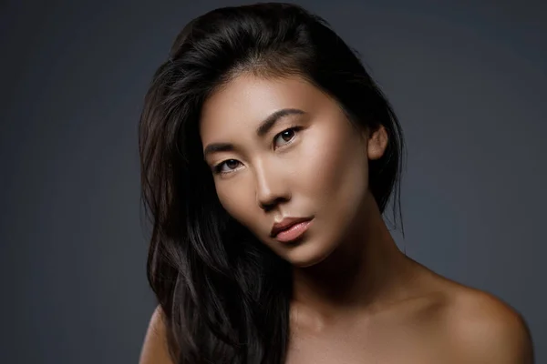 Retrato Hermosa Mujer Asiática Con Pelo Negro Sano — Foto de Stock