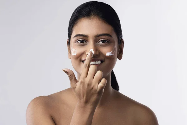 Beautiful Happy Indian Woman Applying Moisturizing Cream Her Face — Stock Photo, Image