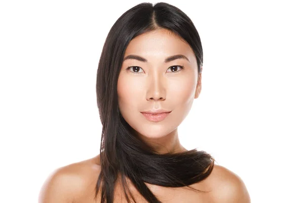 Piękna Azjatycka Kobieta Zdrowymi Czarnymi Włosami Białym Tle — Zdjęcie stockowe