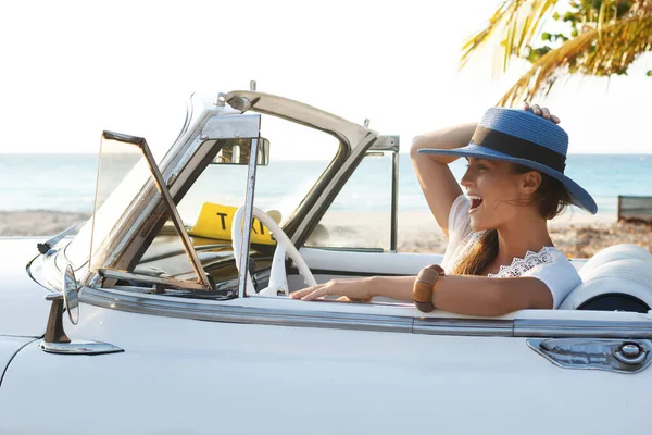 Ευτυχισμένος Νεαρή Γυναίκα Και Ρετρό Μετατρέψιμο Αυτοκίνητο Δίπλα Στην Παραλία — Φωτογραφία Αρχείου