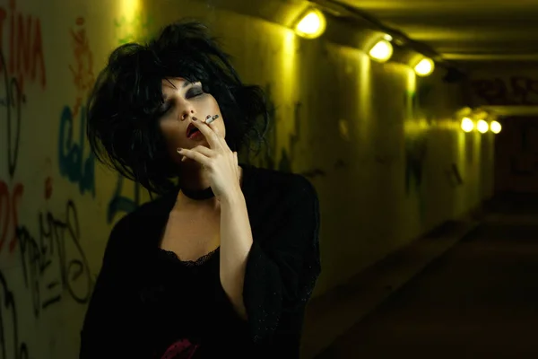Ausgeflippte Frau Mit Schwarzen Haaren Raucht Der Dunklen Bahn Eine — Stockfoto
