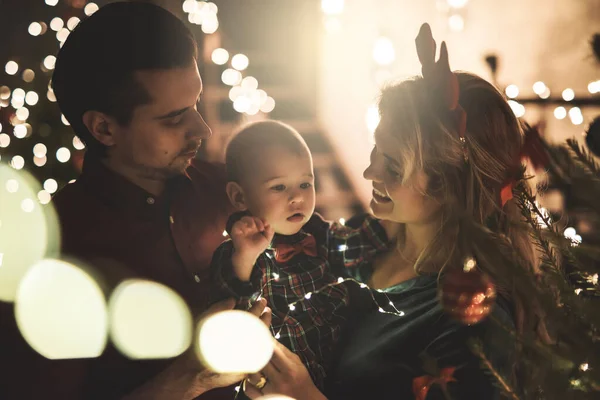 Jovem Família Feliz Está Comemorando Natal Ano Novo Casa — Fotografia de Stock
