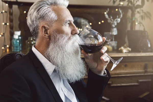 Homem Sênior Barbudo Elegante Bonito Bebendo Vinho Tinto — Fotografia de Stock