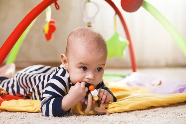 Niedliches Kleines Baby Spielt Auf Der Aktivitätsmatte — Stockfoto